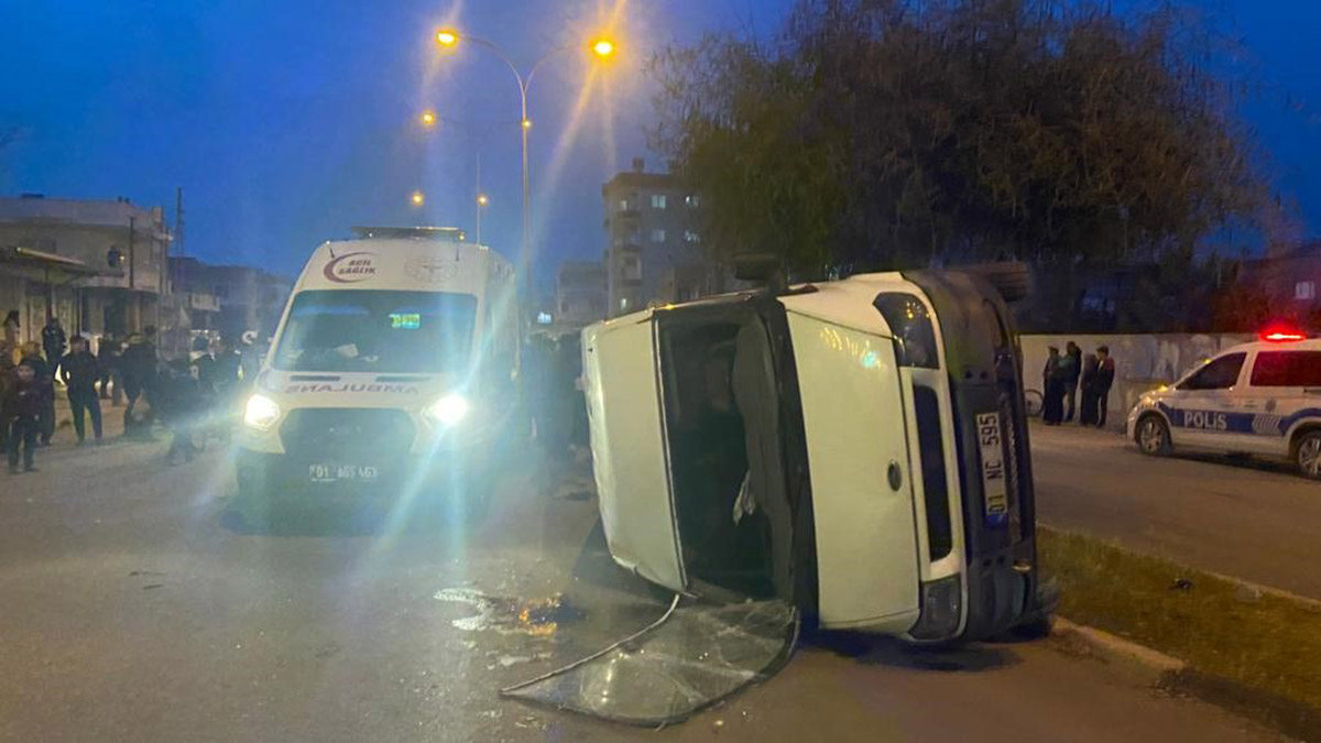 İşçilerin minibüsü ile otomobil çarpıştı: 9 yaralı