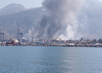 İskenderun Limanı'ndaki yangında soğutma çalışmaları