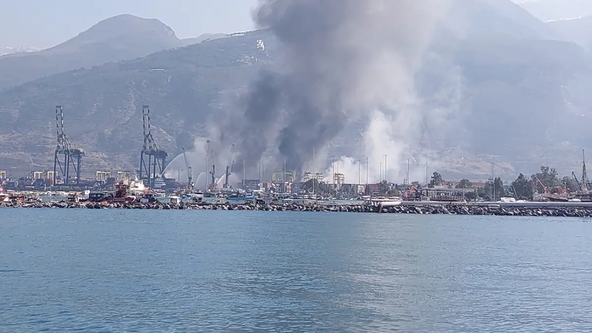 İskenderun limanı'ndaki yangında soğutma çalışmaları