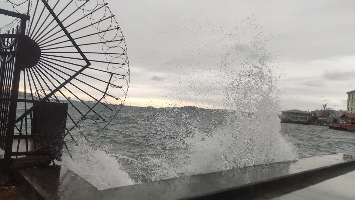 İstanbul'da fırtına; bazı vapur seferleri iptal