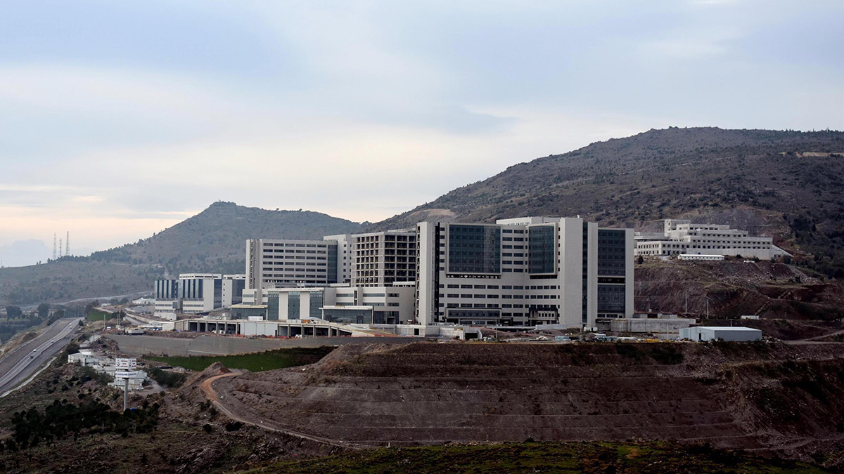 İzmir Şehir Hastanesi sağlam kayalar üzerinde