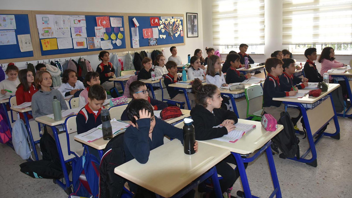 İzmir'de 2 bin 234 depremzede öğrenci dersbaşı yaptı