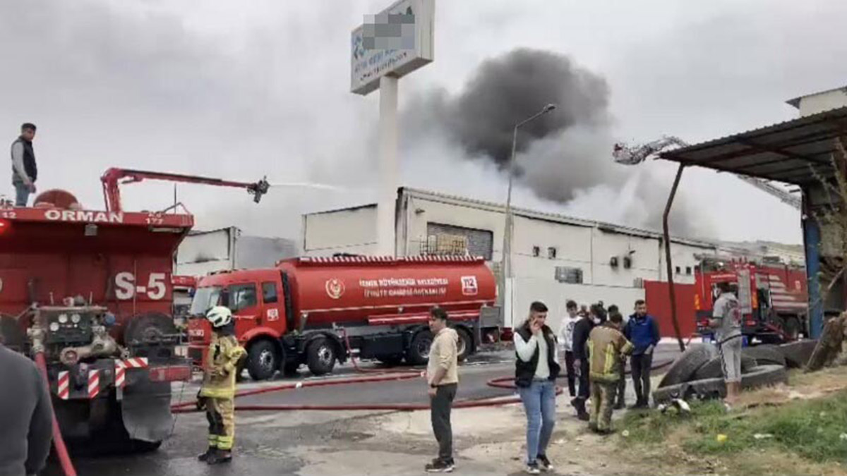 İzmir'de geri dönüşüm tesisinde yangını 