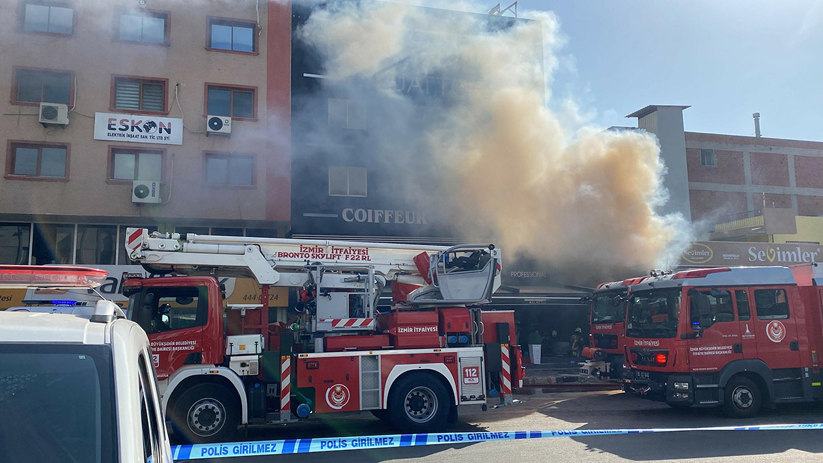 İzmir'de kozmetik mağazasının deposunda yangın