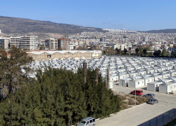 İzmir'deki konteyner kent, afetzedelere hazırlanıyor