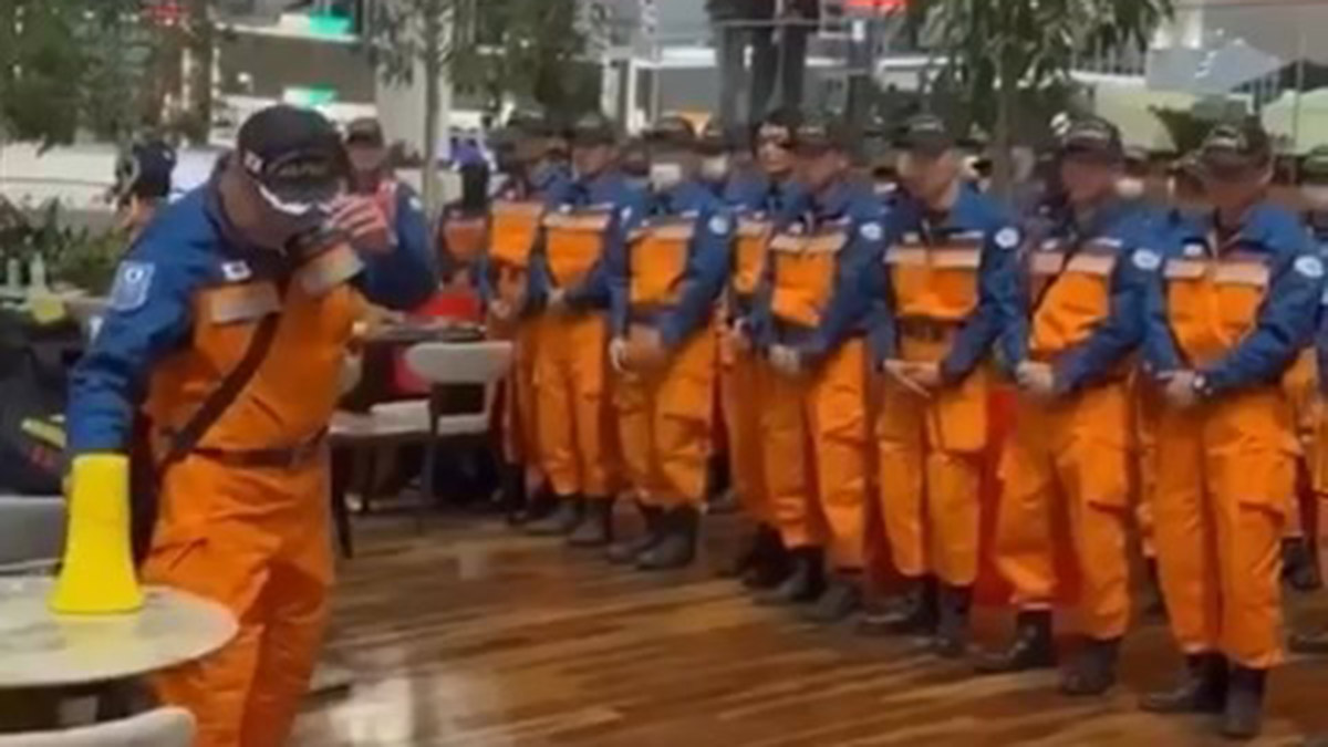 Japon arama kurtarma ekibinden saygı duruşu