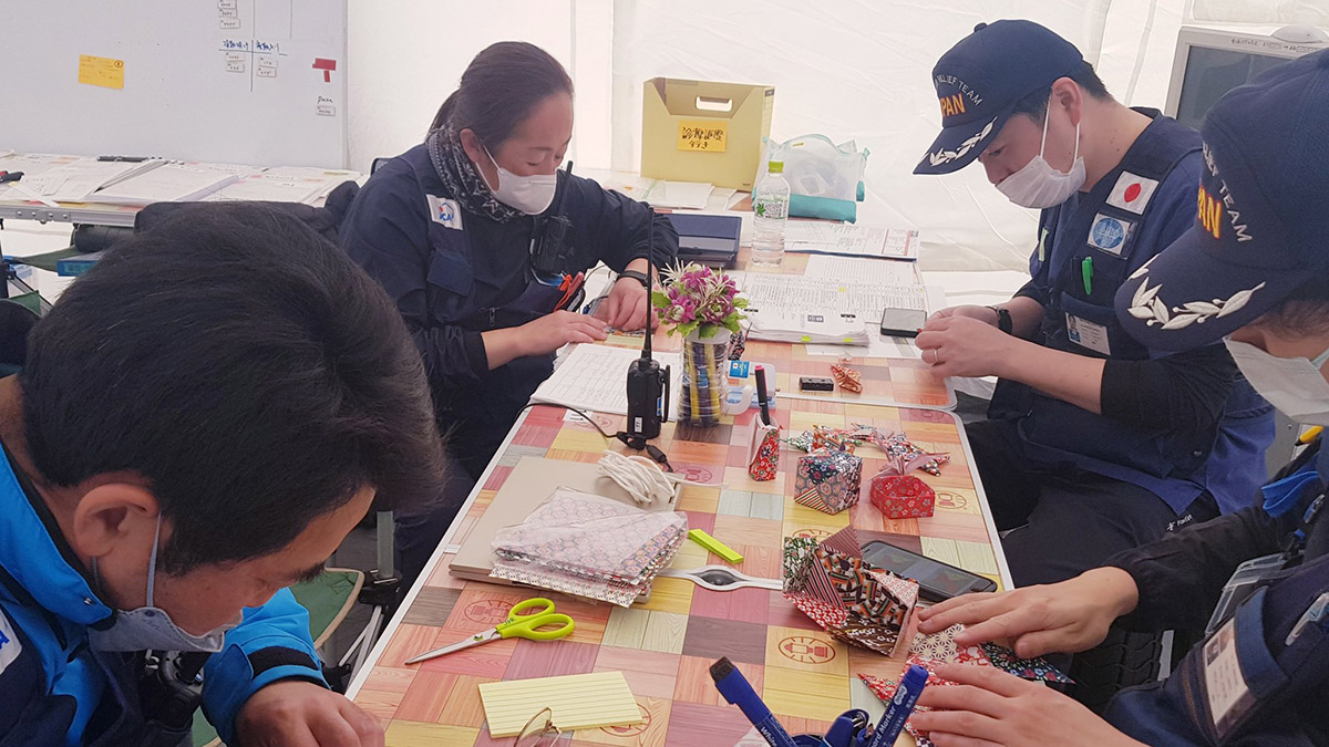 Japon ekip depremzede çocuklara origami öğretiyor