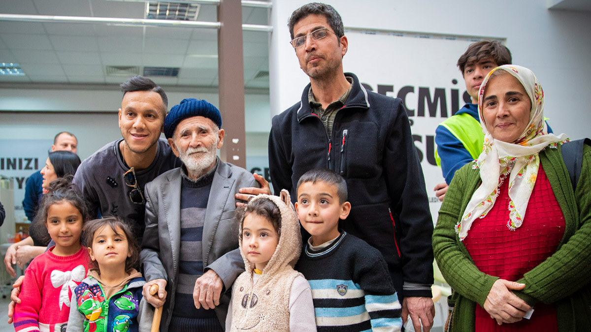 Josef de Souza Mersin'de depremzedelere moral verdi