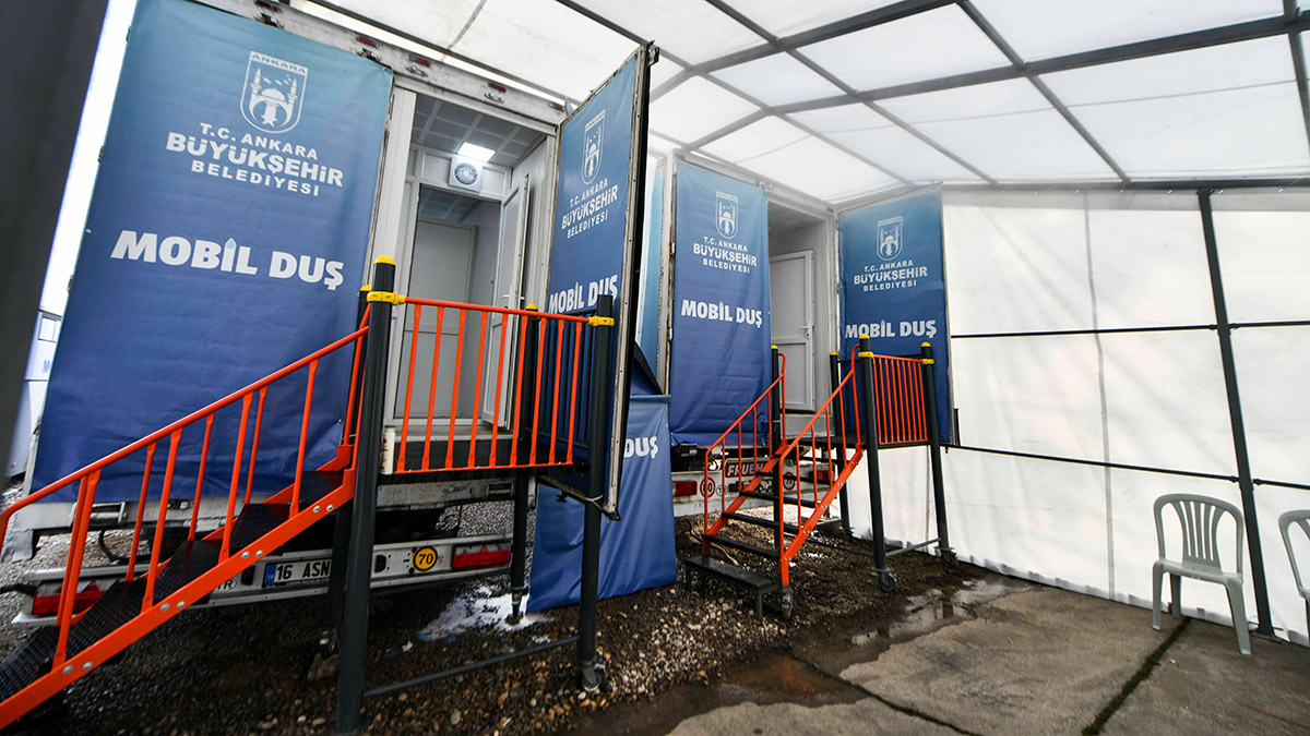 Daha önce kullanım ömrünü tamamlayan otobüsleri mobil duş, berber ve çamaşırhaneye dönüştürerek deprem bölgesine gönderen Ankara Büyükşehir Belediyesi, Kahramanmaraş'a duş ve çamaşırhane merkezi kurdu.