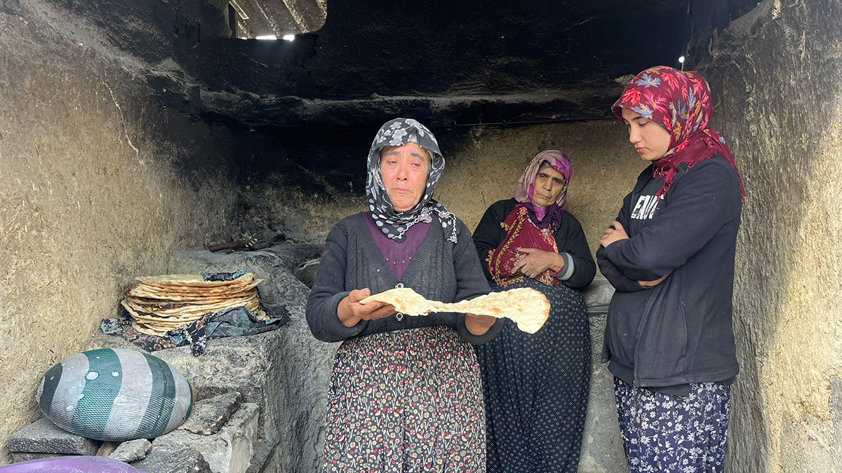 Kadınlardan depremzedelere tandır ekmeği