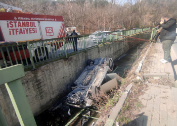 Kağıthane'de otomobil dereye düştü: 3 yaralı
