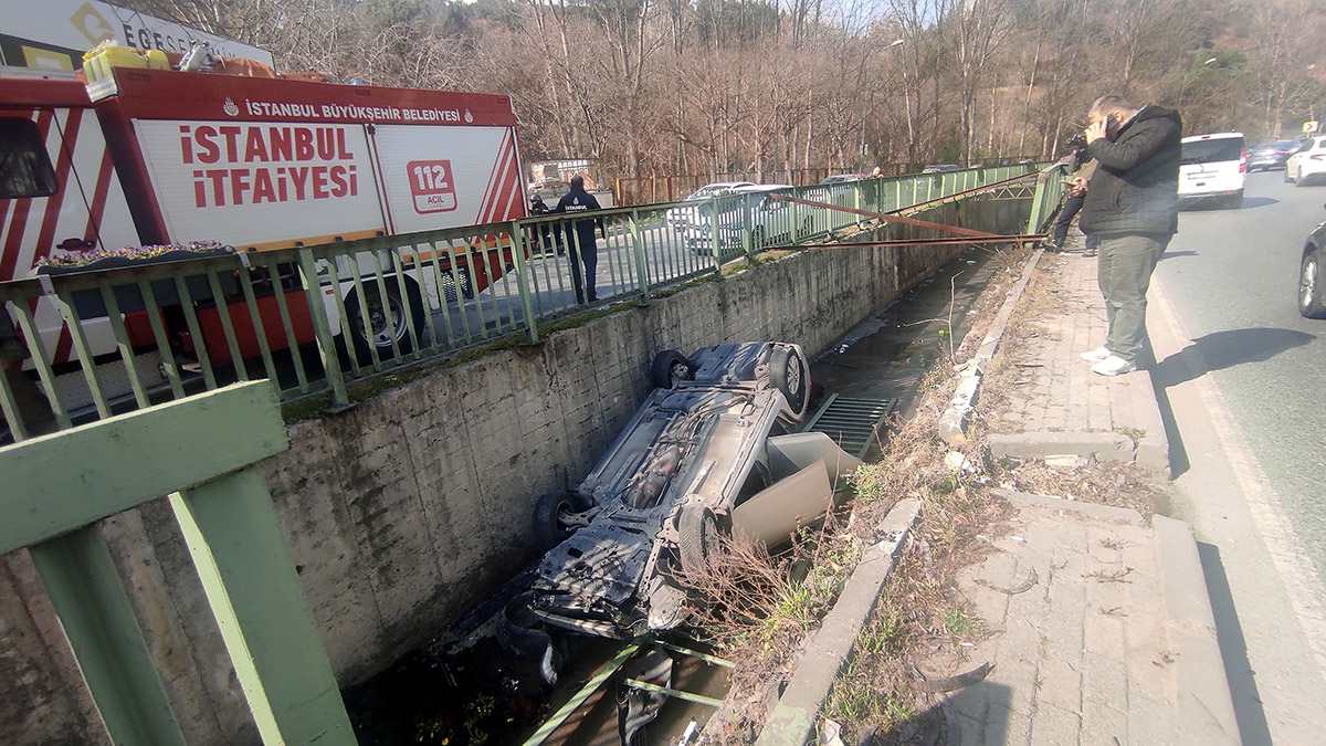 Kağıthane'de otomobil dereye düştü: 3 yaralı