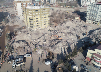 Kahramanmaraş'ta enkaz kaldırma çalışmaları başladı