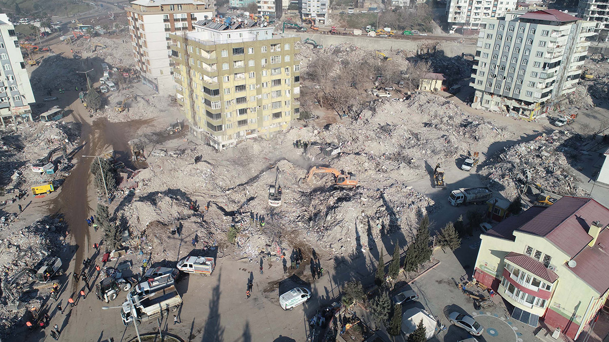 Kahramanmaraş'ta enkaz kaldırma çalışmaları başladı