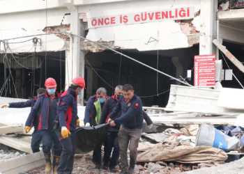 Kahramanmaraş'ta işçiler enkaz altında kaldı