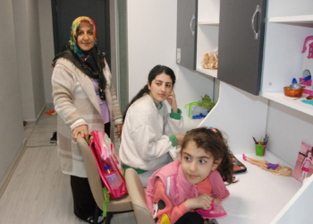 Kaldığı yurda depremzede olarak ailesiyle geldi