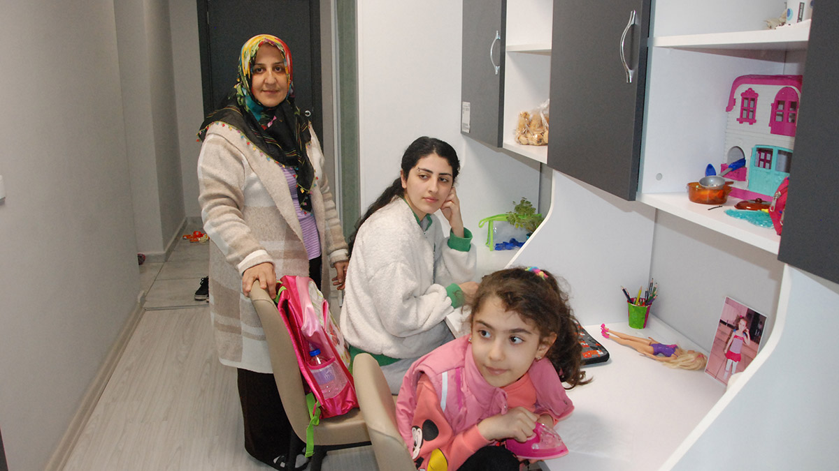 Kaldığı yurda depremzede olarak ailesiyle geldi