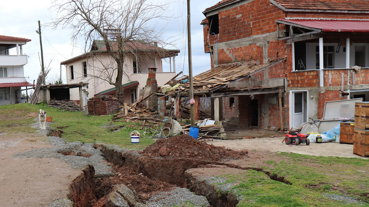 Kar suları heyelanlara yol açtı: 3 ev hasar gördü
