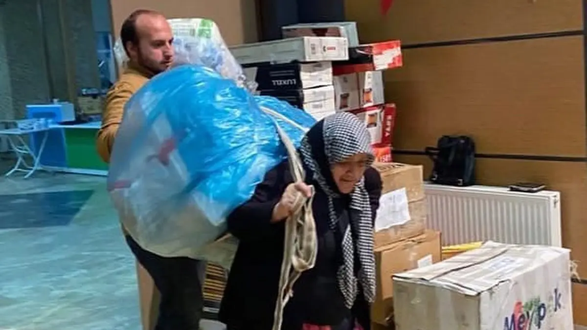 Karadenizli kadınlar yardım çuvallarını sırtında taşıdı