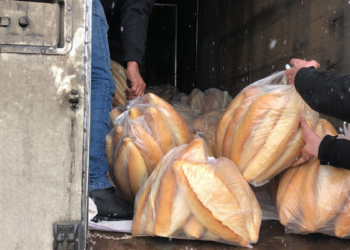 Kars'taki fırıncılardan depremzedelere 15 bin ekmek