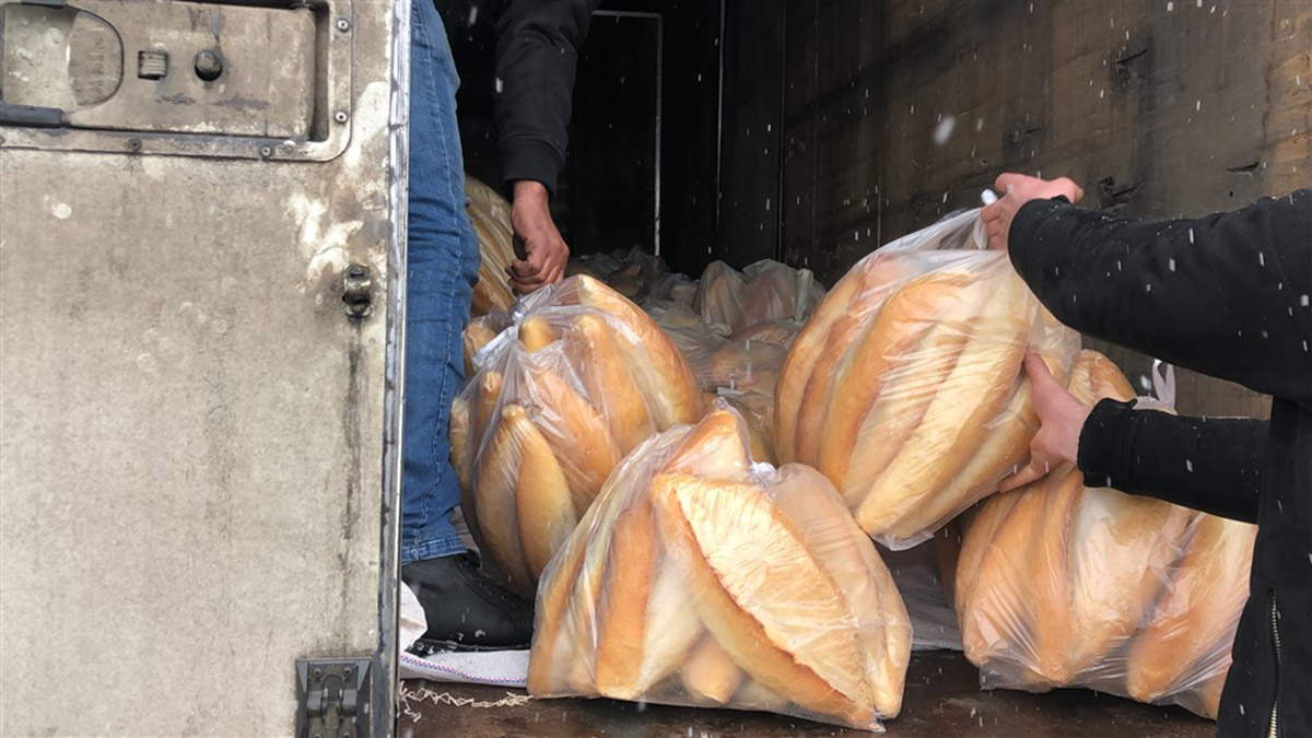 Kars'taki fırıncılardan depremzedelere 15 bin ekmek