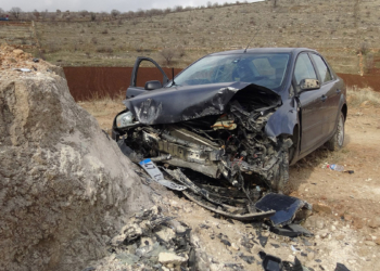 Kayaya çarpan otomobildeki 2 kişi yaralandı