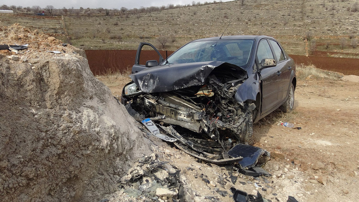 Kayaya çarpan otomobildeki 2 kişi yaralandı