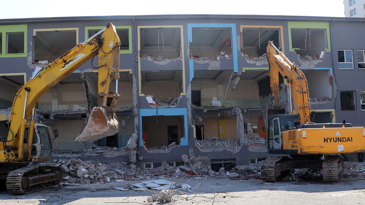 Kayseri'de ağır hasarlı okulun yıkımı başladı