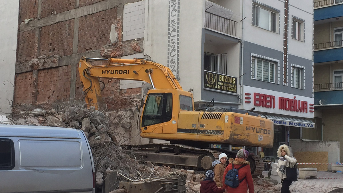Kentsel dönüşüm çalışmasında evinin duvarı yıkıldı