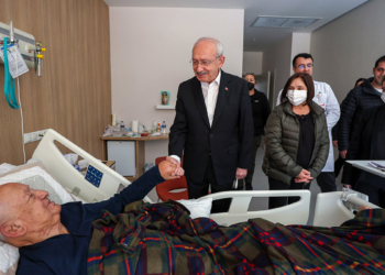 Kılıçdaroğlu, yaralı depremzedeleri ziyaret etti