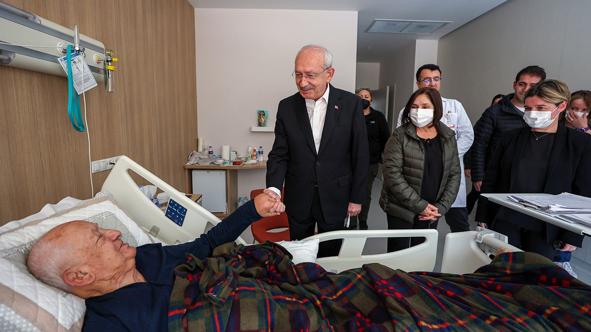 Kılıçdaroğlu, yaralı depremzedeleri ziyaret etti
