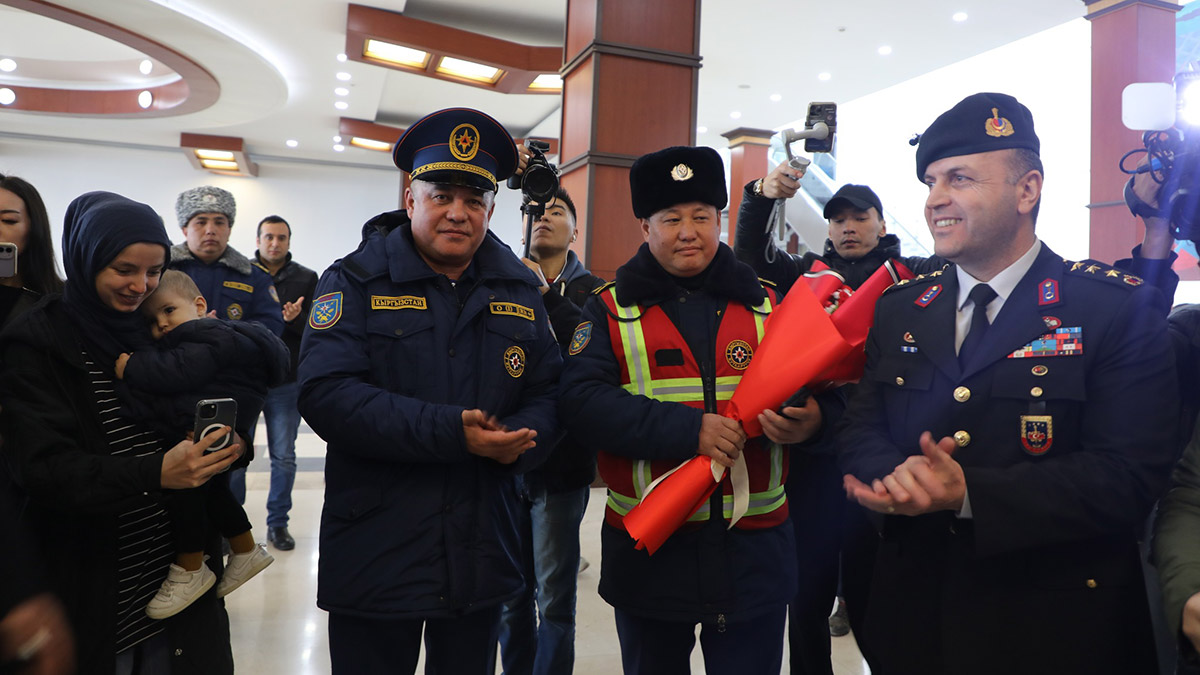 Kırgızistan ekibine duygusal karşılama