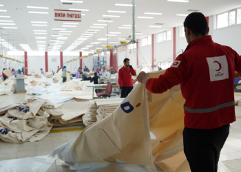 Kızılay, deprem bölgesine çadır üretimini sürdürüyor