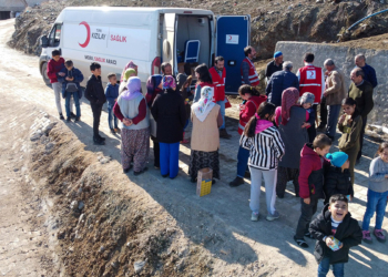 Kızılay, mobil aracıyla köylere sağlık hizmeti götürüyor