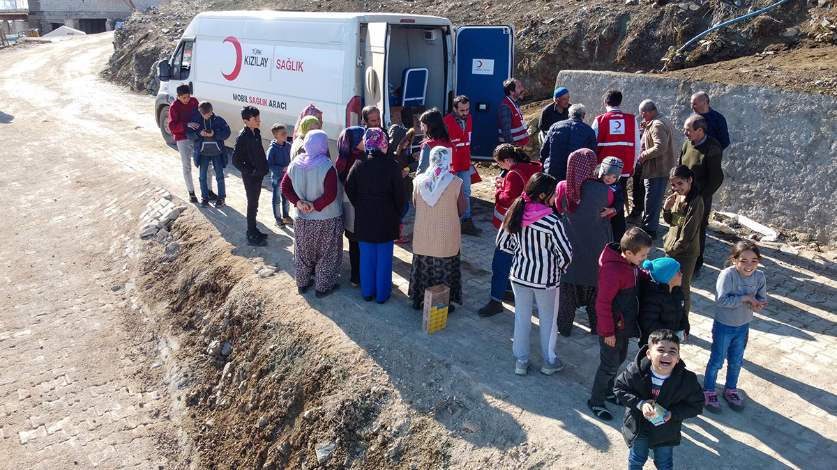 Kızılay, mobil aracıyla köylere sağlık hizmeti götürüyor