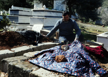 Kızının mezarına mont, oğlunun mezarına gömlek serdi