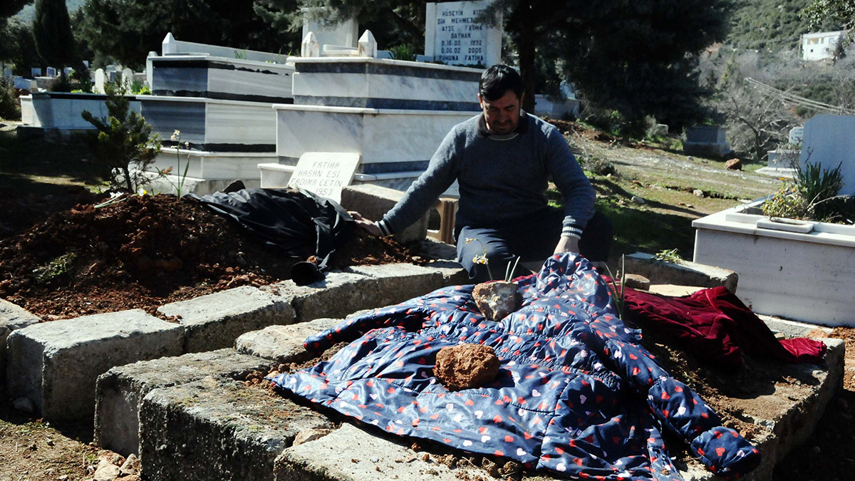 Kızının mezarına mont, oğlunun mezarına gömlek serdi