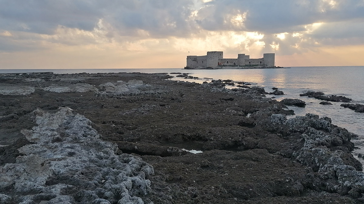 Kızkalesi'nde deniz suyu 100 metre çekildi