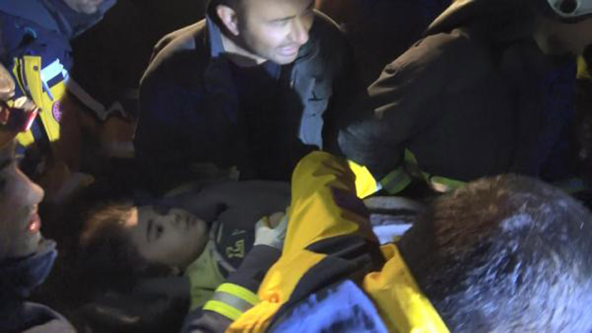 Kolu kesilerek 90 saat sonra enkazdan çıkarıldı