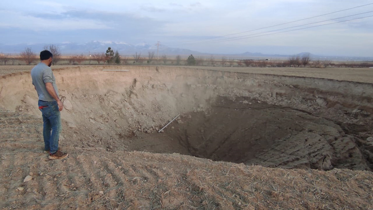 Konya'da 15 metre derinliğinde obruk oluştu