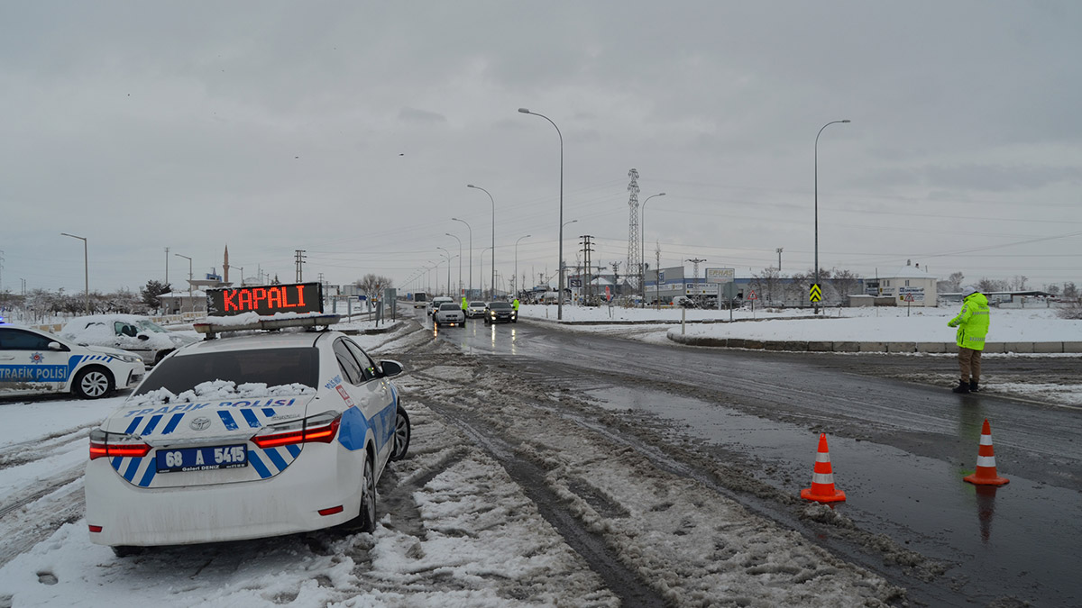 Konya'da kar yağışı; 13 ilçede eğitime ara