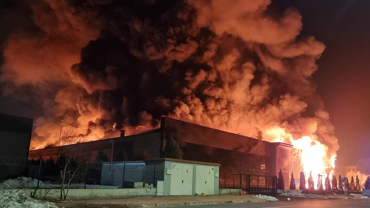 Konya'da plastik fabrikası, alev alev yandı