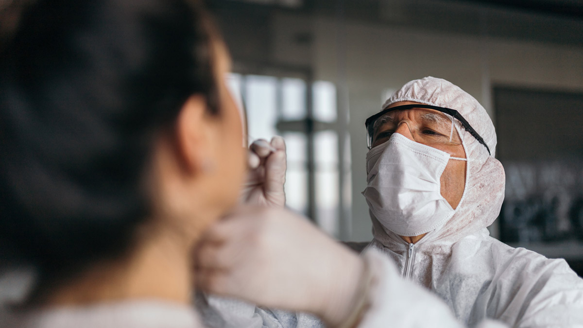 2019'da hayatımıza giren koronavirüs, dünya çapında 6 milyondan fazla hayata mal oldu. Pek çok alışkanlığımızı geride bırakmamıza neden olan salgın tabiri caizse kabuk değiştirmeye devam ediyor. Peki koronavirüste son durum nedir? Pandemide artık endemiye geçiş başladı mı?