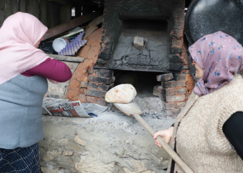 Köy fırınlarında deprem bölgesine ekmek pişirildi