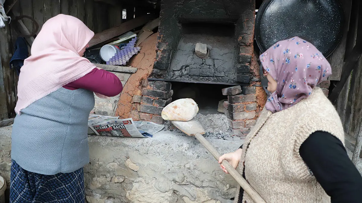 Köy fırınlarında deprem bölgesine ekmek pişirildi