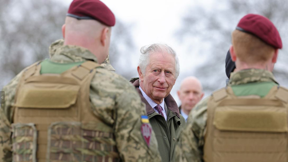 Kral 3. Charles, Ukraynalı askerleri ziyaret etti