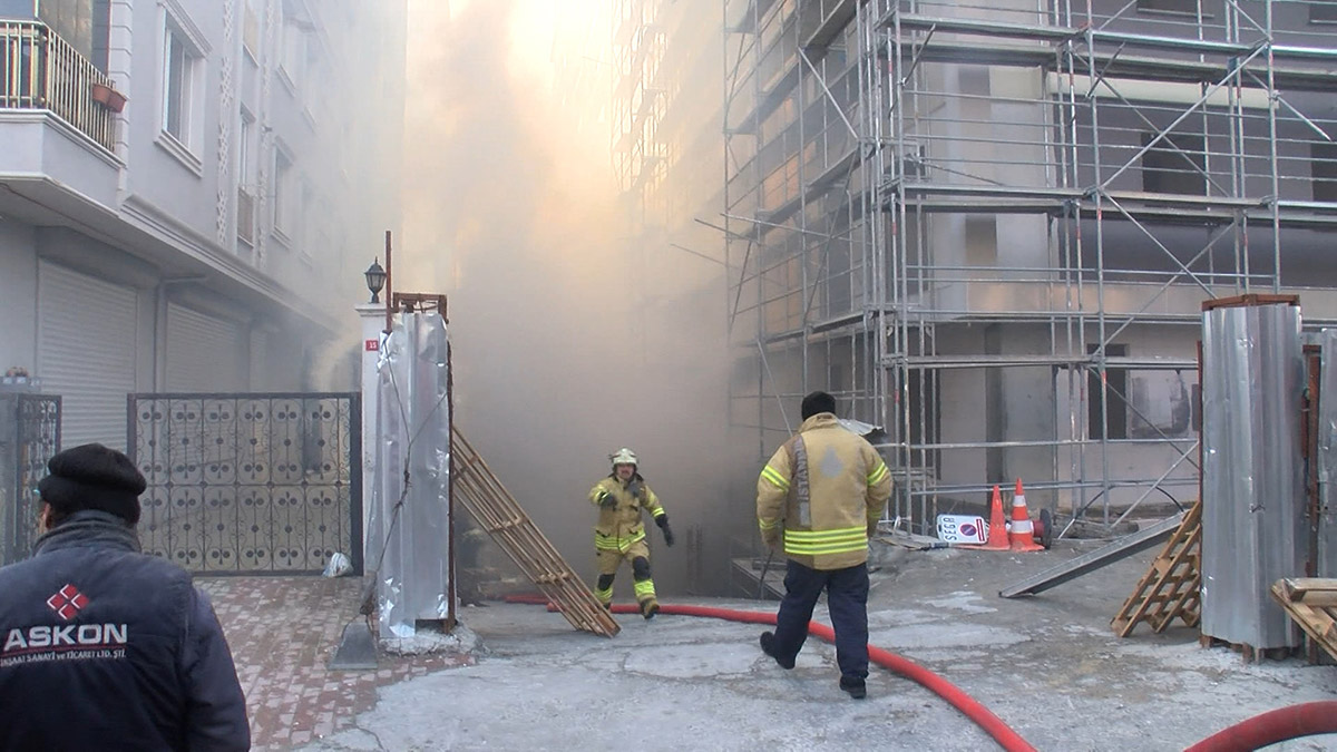 Küçükçekmece'de site inşaatında yangın çıktı