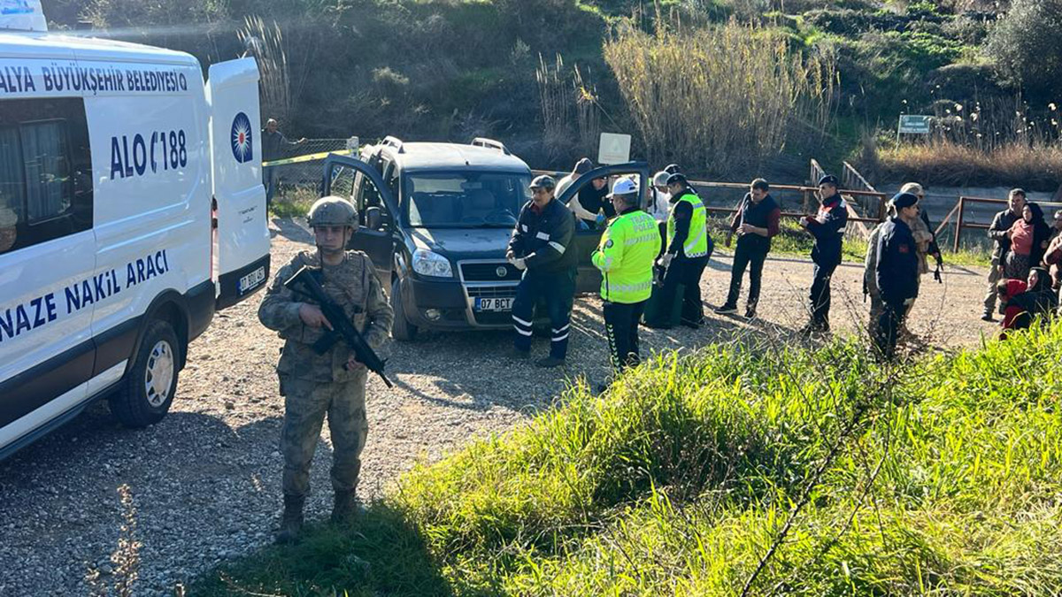 Kumar tartışmasında 3 kişiyi öldürüp kaçtı