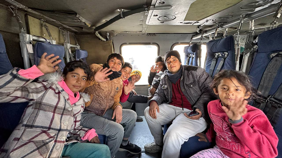 Kurum, depremzede çocukları helikoptere bindirdi