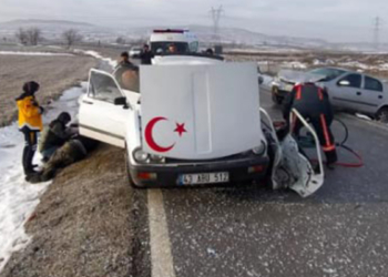 Kütahya'da 2 otomobil çarpıştı: 5 yaralı